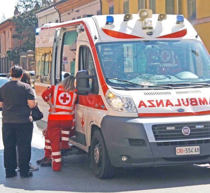 L'ambulanza ferma dopo l'investimento, l'8 aprile 2017
