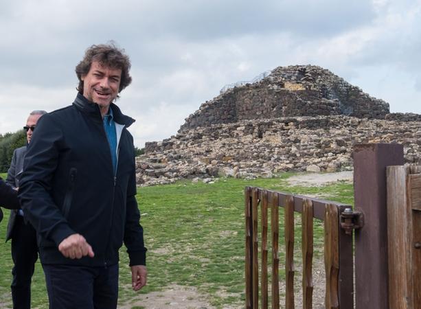 Alberto Angela durante la visita dello scorso anno a Barumini