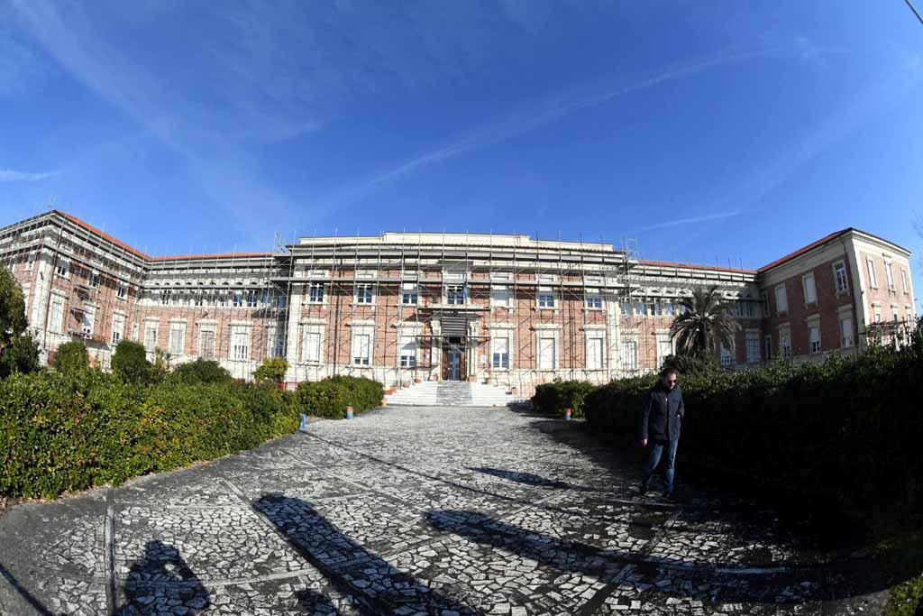 La facciata dell'alberghiero nascosta dai ponteggi
