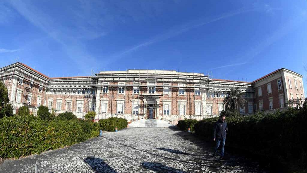 La facciata dell'alberghiero nascosta dai ponteggi