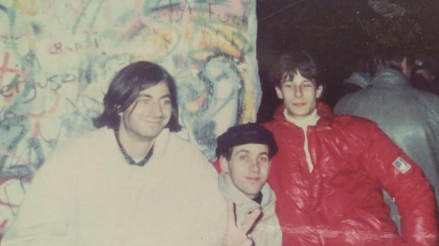 Da sinistra: Rossetti, Fancelli e Pellegrini nella foto scattata nel 1989 sotto al muro di Berlino