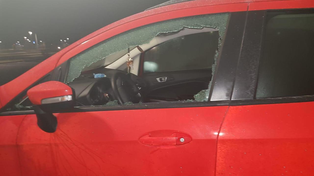 Un'auto vandalizzata