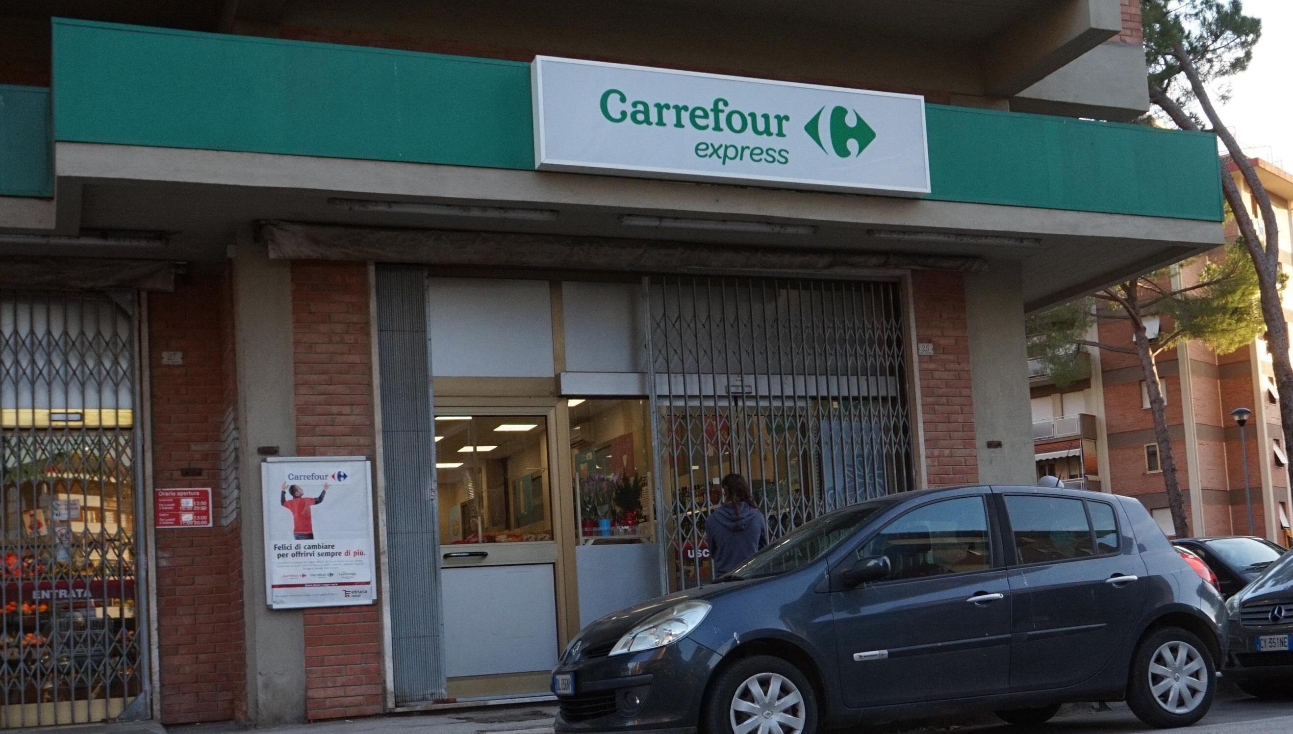 Il punto vendita di via Scrivia con la nuova insegna (Foto Agenzia Bf)