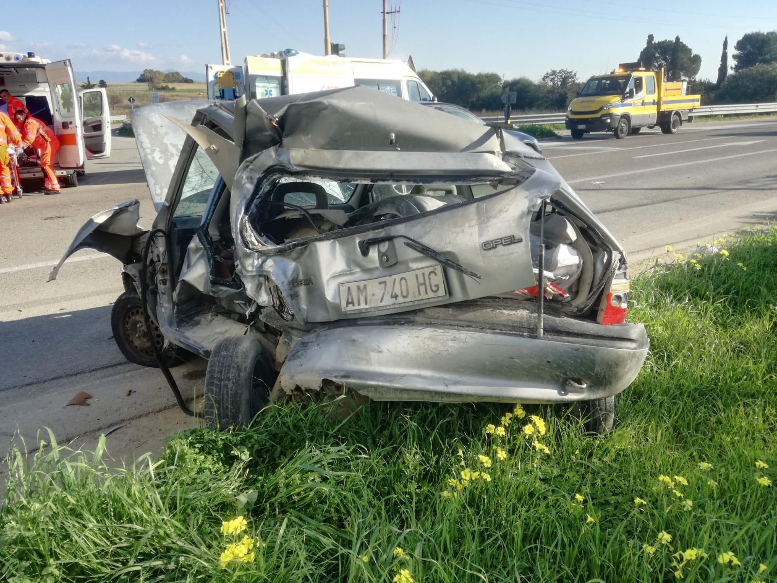 Scontro tra un pullmino e un'auto: tre persone ferite a Settimo San Pietro 