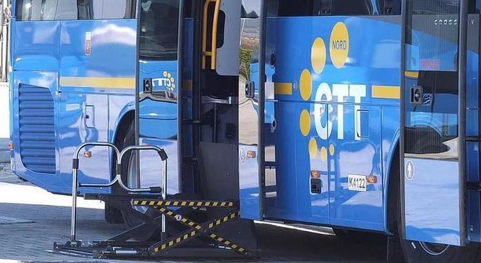 Ragazzina disabile giù dal bus, Ctt: «Revisione delle pedane» 