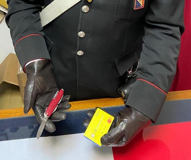 Armato di coltello rapina nonna e zia: arrestato 