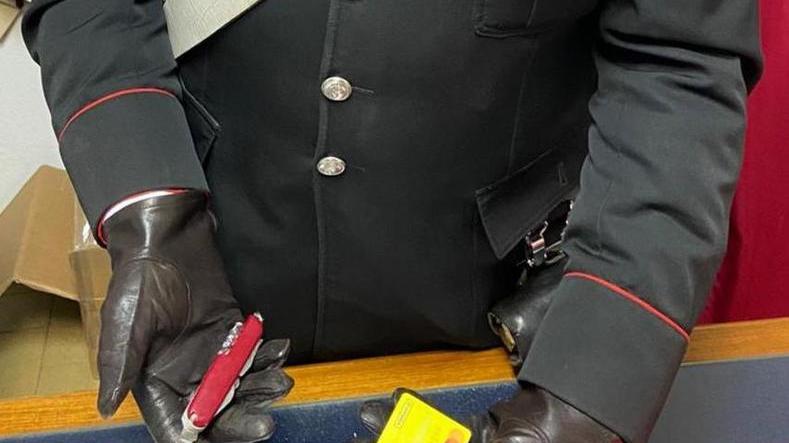 Armato di coltello rapina nonna e zia: arrestato