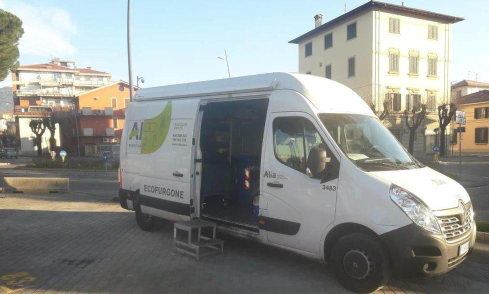 È arrivato l’Ecofurgone per i rifiuti che non vanno gettati nei cassonetti 