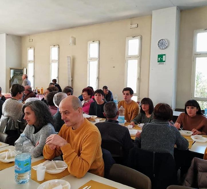 Pranzo della fraternità voluto dalla parrocchia per aiutare l’associazione San Vincenzo de’ Paoli 