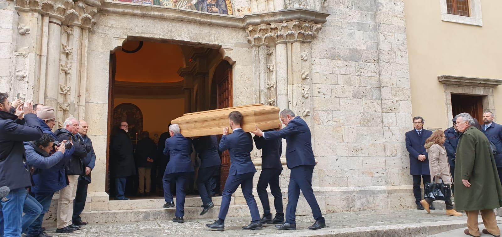 Colleghi e tanta gente comune per l’ultimo saluto a Pansa