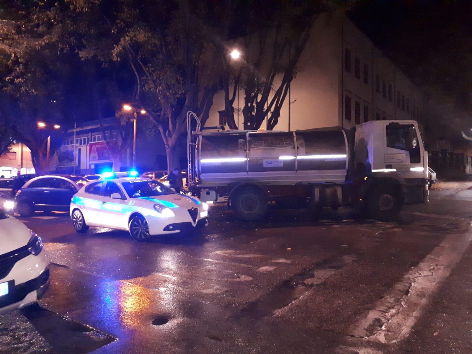 Una autobotte a Sassari durante la precedente interruzione dell'erogazione dell'acqua