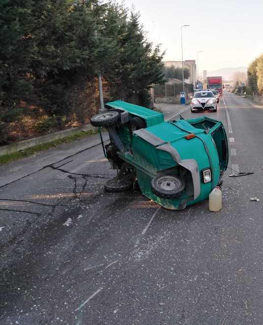 Scontro fra apino e mietitrebbia Lievi ferite per un settantenne 