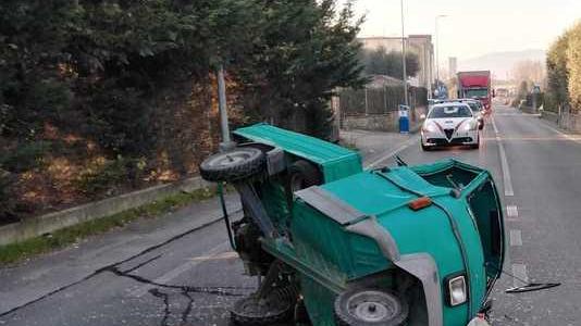 Scontro fra apino e mietitrebbia Lievi ferite per un settantenne