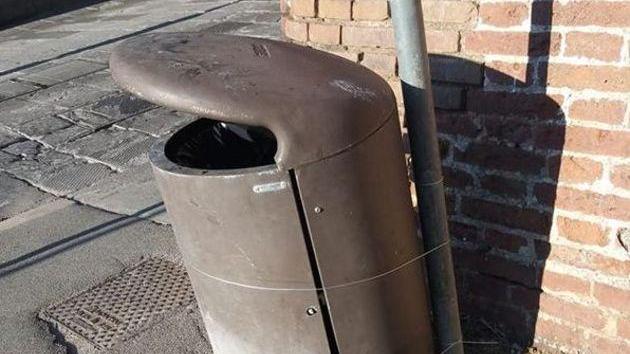 Un cestino legato con lo spago a un palo