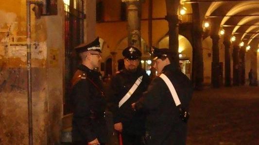 Picchiato e rapinato in piazza Vettovaglie