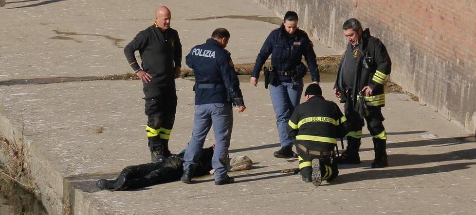 Si getta nel fiume per togliersi la vita Salvato da due agenti