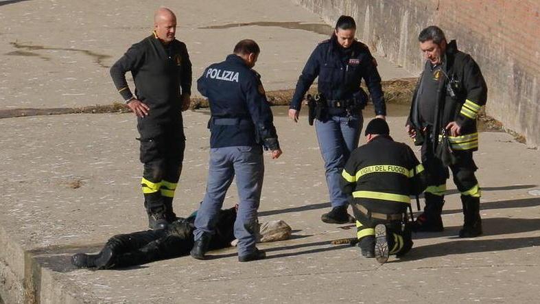 Si getta nel fiume per togliersi la vita Salvato da due agenti