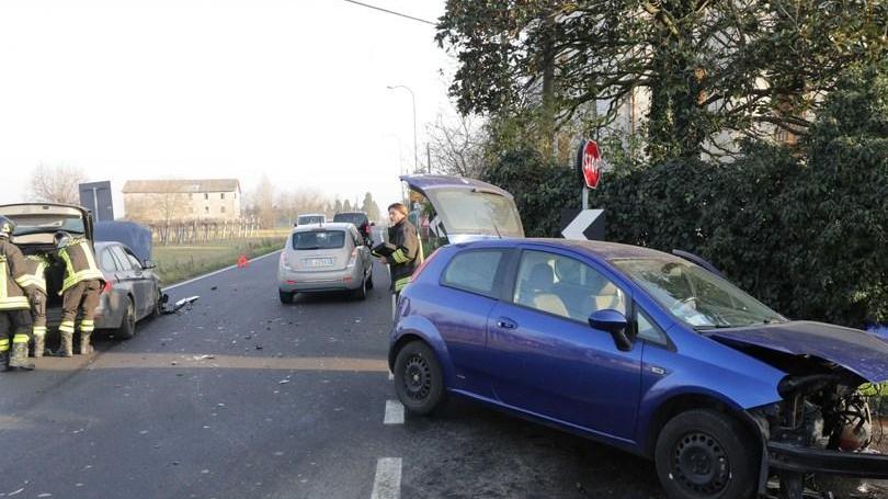 Violento schianto in via Anna Frank