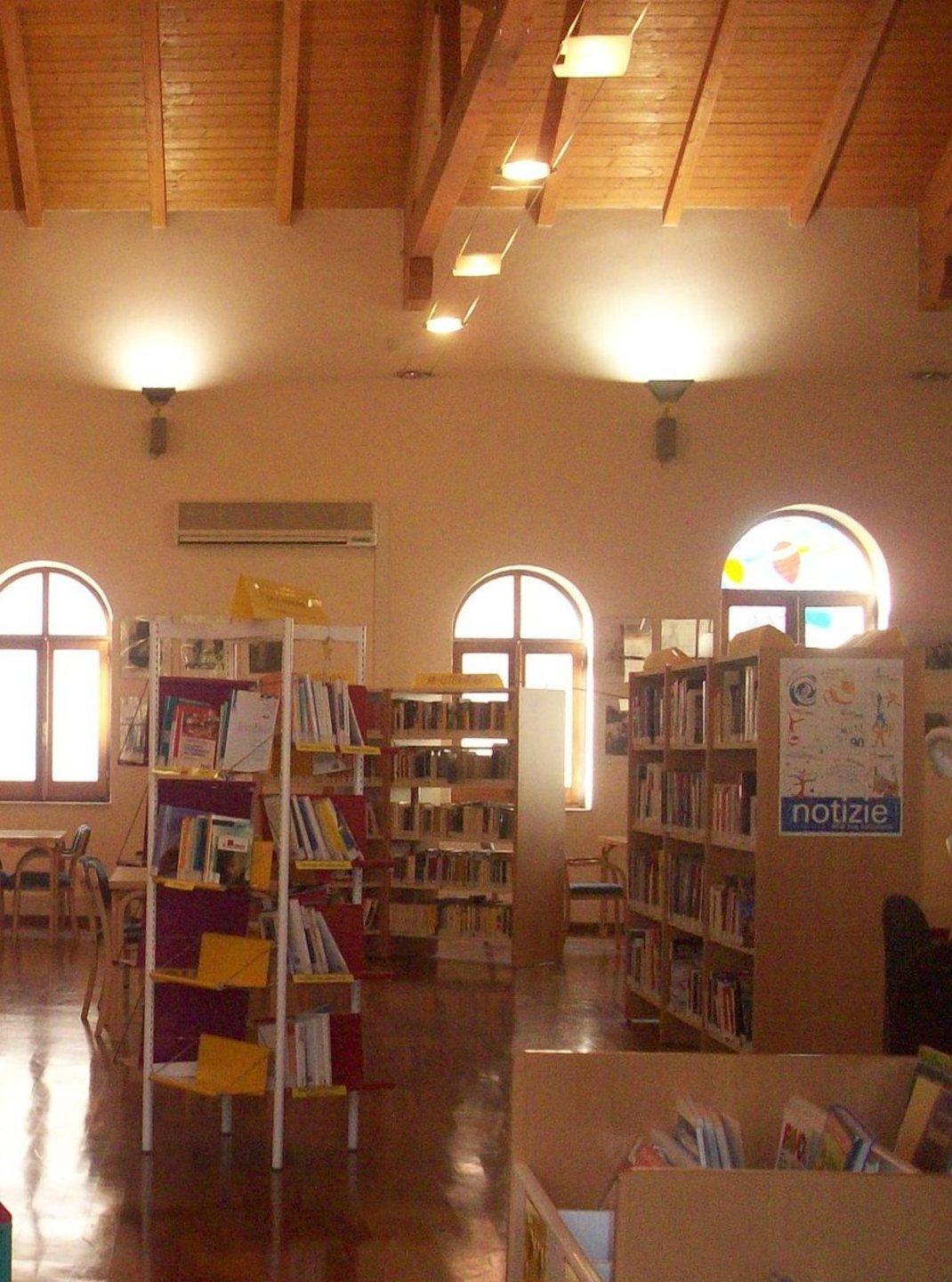 L’iscrizione a scuola si fa con i computer della biblioteca