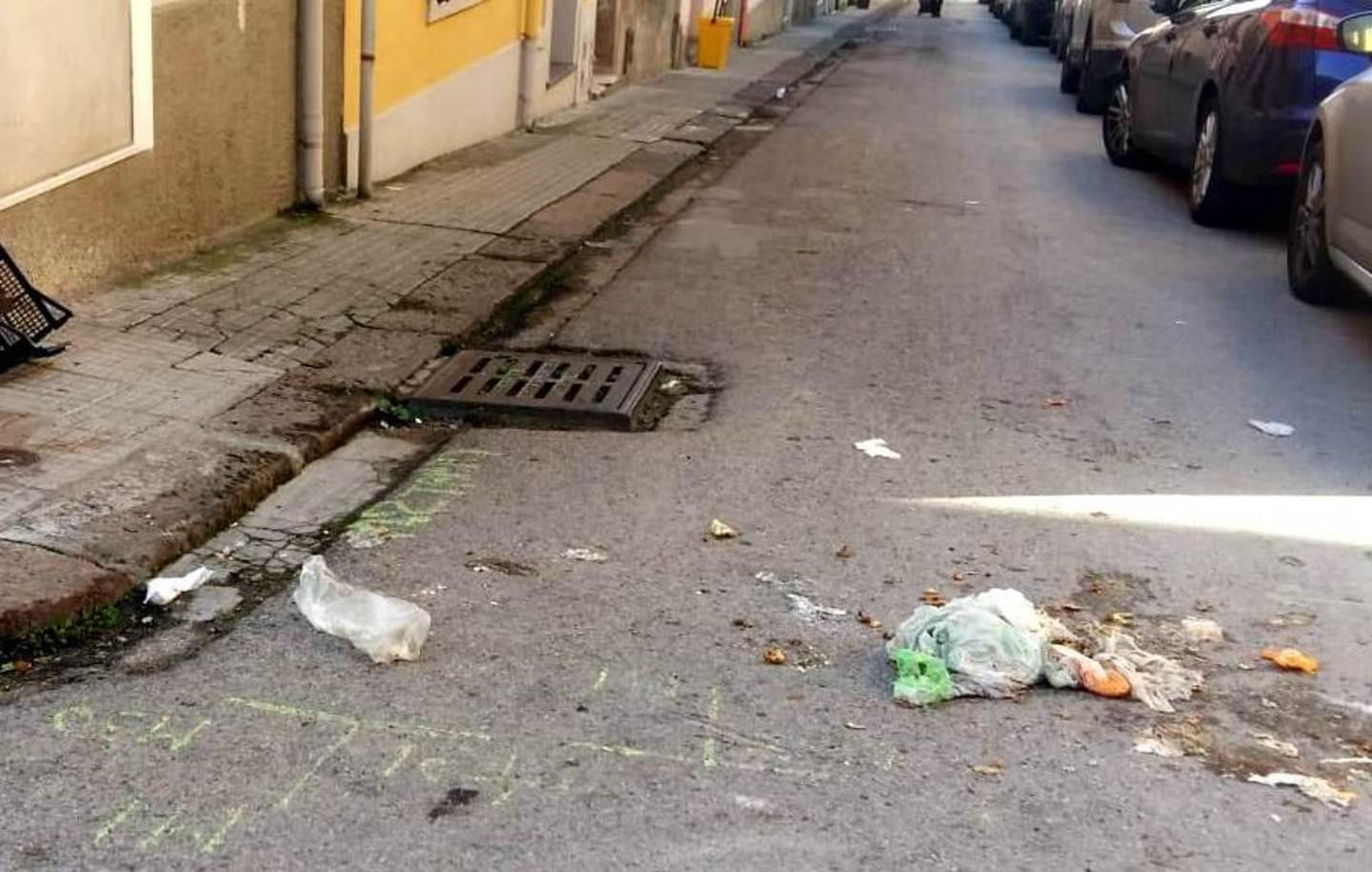 Cresce la protesta dei residenti: «Residui di rifiuti per strada»