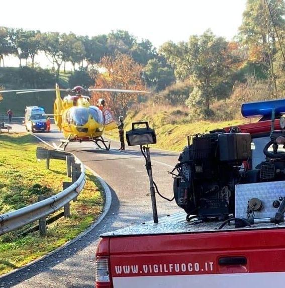 Si ribaltano per il ghiaccio padre e figlia restano feriti 