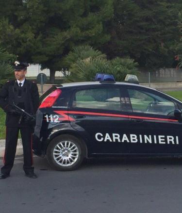 Sequestra moglie e figlio, poi picchia i carabinieri 