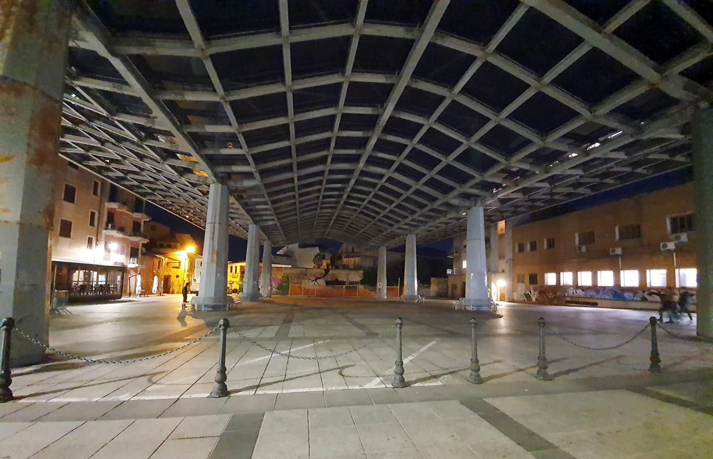 Vandali e spacciatori in piazza Mercato è la terra di nessuno 