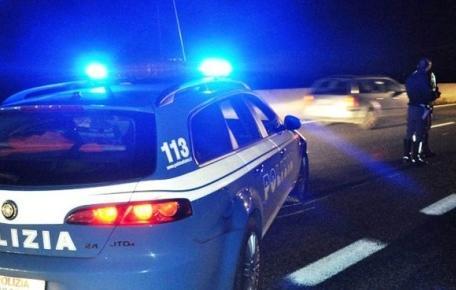 Ubriaca al volante si schianta e scappa 