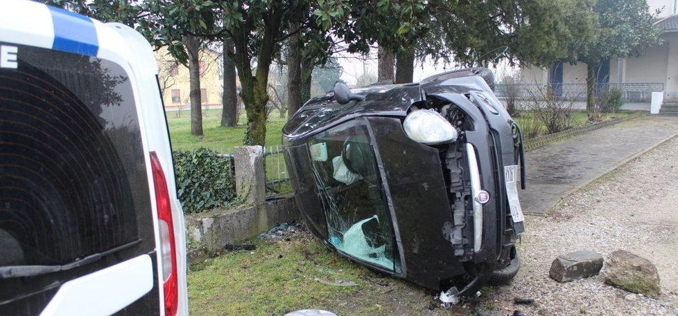 San Possidonio. Auto cappotta e abbatte un muretto: salva la conducente 