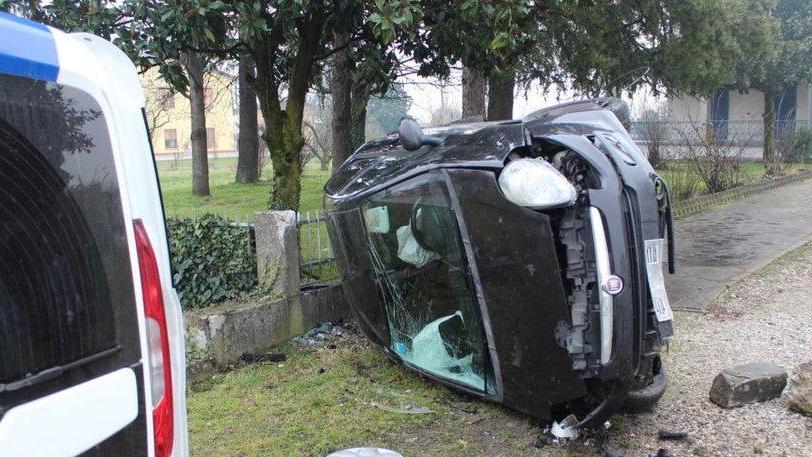 San Possidonio. Auto cappotta e abbatte un muretto: salva la conducente