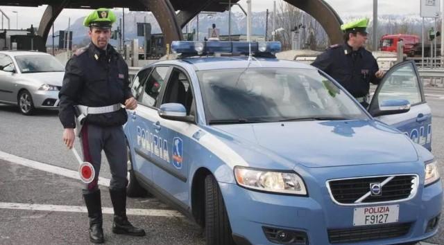 Un equipaggio della polizia stradale (foto d'archivio)