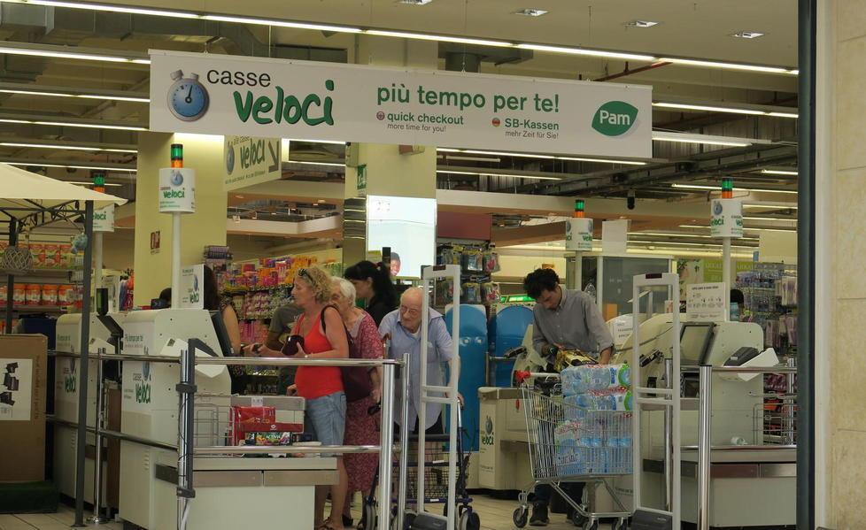 Personale di macelleria alla Pam di Livorno