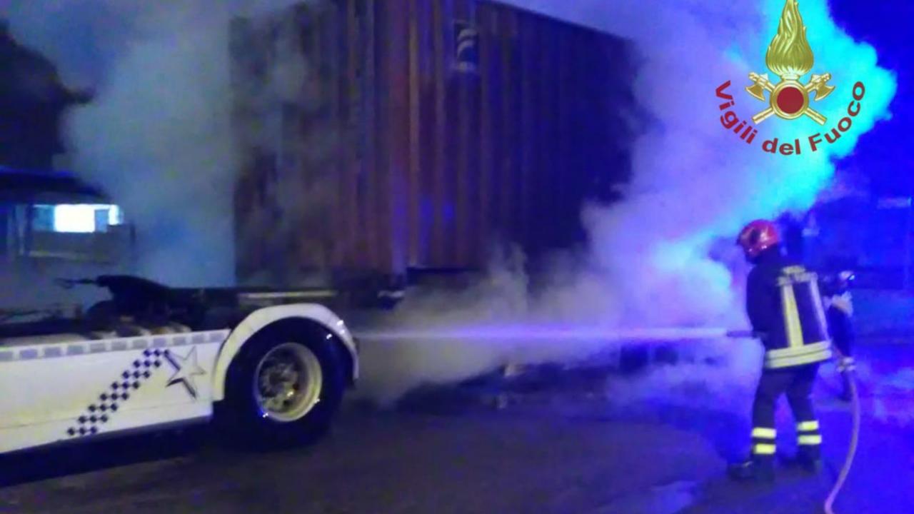 I vigili del fuoco spengono l'incendio dela motrice del camion a Rubiera