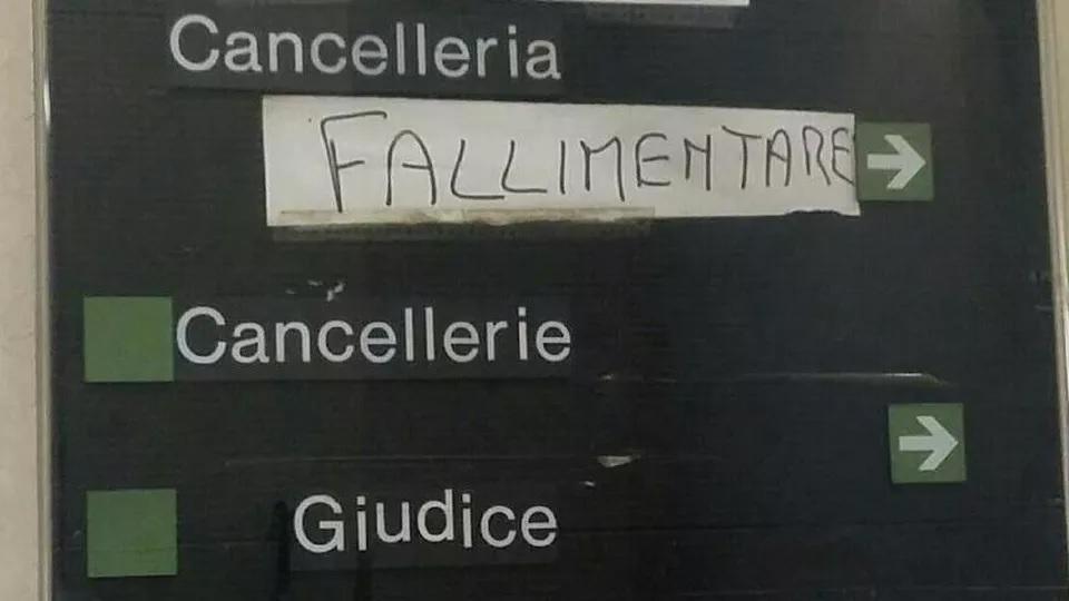 La tabella all'ingresso della cancelleria Fallimentare del Tribunale di Pistoia