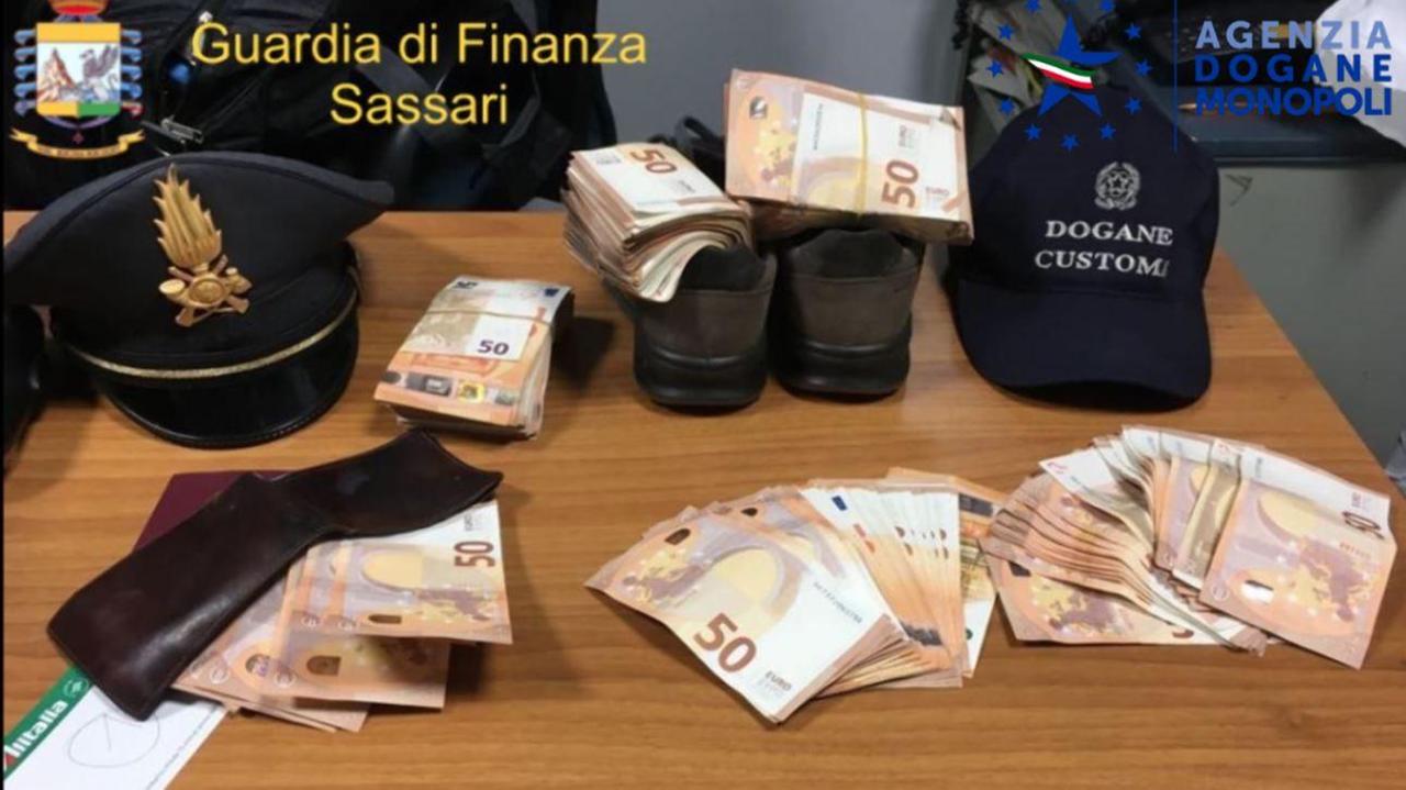 Alghero, nascondeva 27mila euro nelle scarpe: fermato all'aeroporto