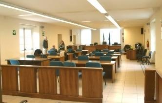 Badante picchia un’anziana e aggredisce i poliziotti 