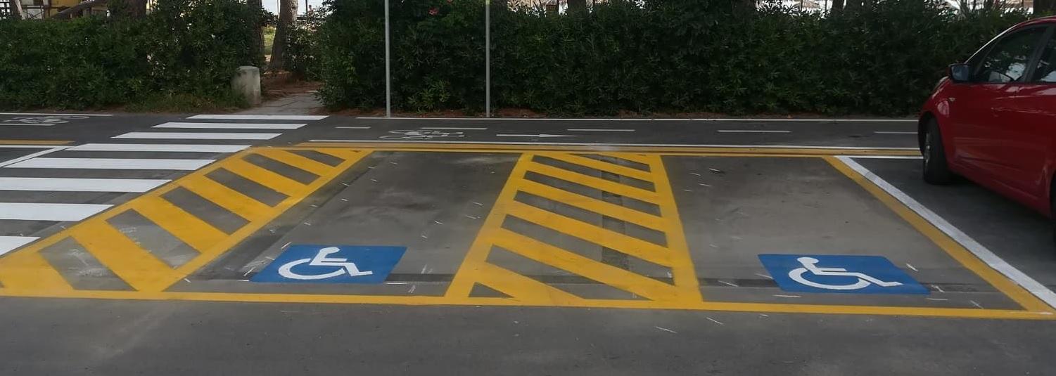 Pause pranzo e spesa: così i modenesi “rubano” i parcheggi agli invalidi 