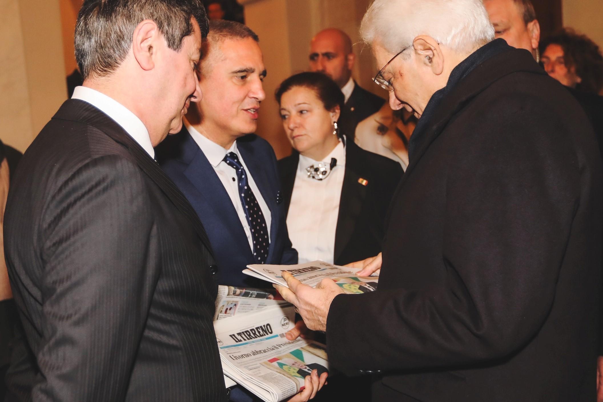 Luigi Vicinanza, condirettore Gnn, e il direttore del Tirreno Fabrizio Brancoli durante la consegna del giornale al presidente Sergio Mattarella (foto Marzi - Silvestri)