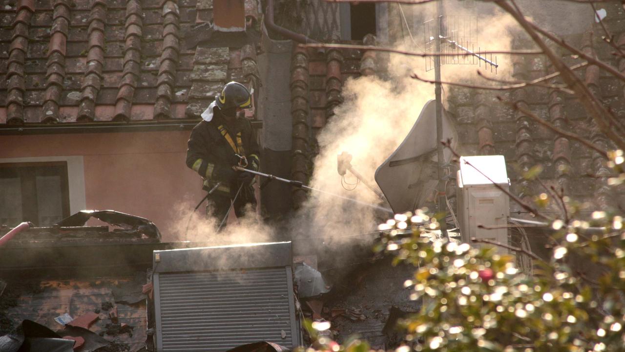 Incendio nel centro storico di Pietrasanta, due donne all'ospedale - Video