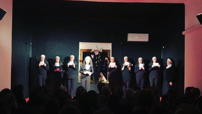 I sorrisi, l’ironia delle dieci “monache di Monz...one” E l’intimo teatro TicTac segna il tutto esaurito