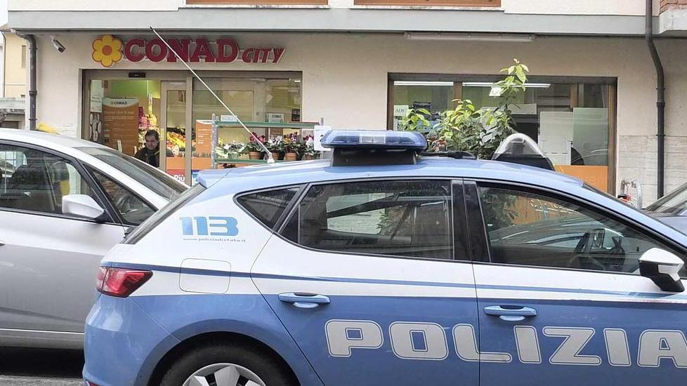 Pistola contro la cassiera e porta via l’incasso del Conad City: 250 euro