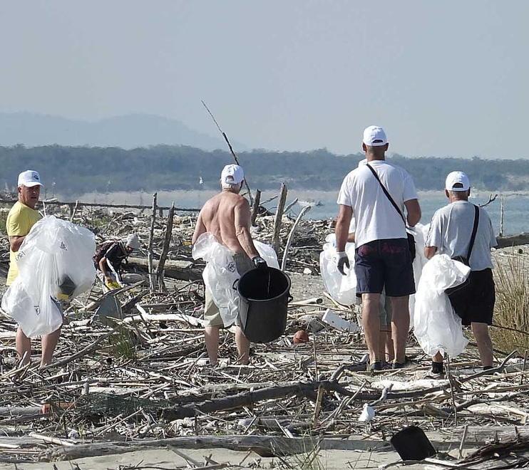 Giornata di pulizie sull’arenile di “Mardive”, la spiaggia del fratino