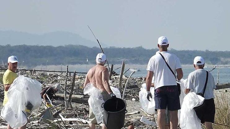 Giornata di pulizie sull’arenile di “Mardive”, la spiaggia del fratino