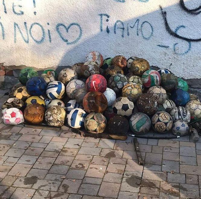 Palloni abbandonati sul tetto della palestra
