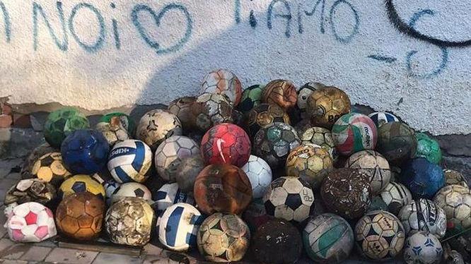 Palloni abbandonati sul tetto della palestra