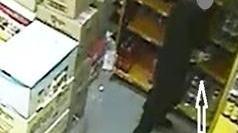 Ruba superalcolici dal minimarket ma viene riconosciuto