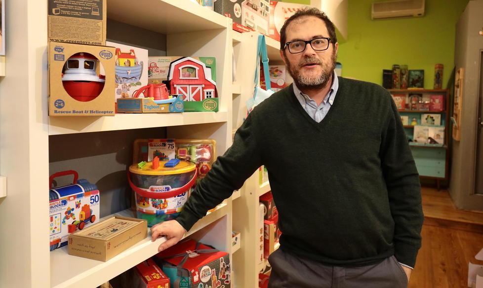 L’uomo dei giocattoli vende il negozio «Ma solo a chi l’amerà»