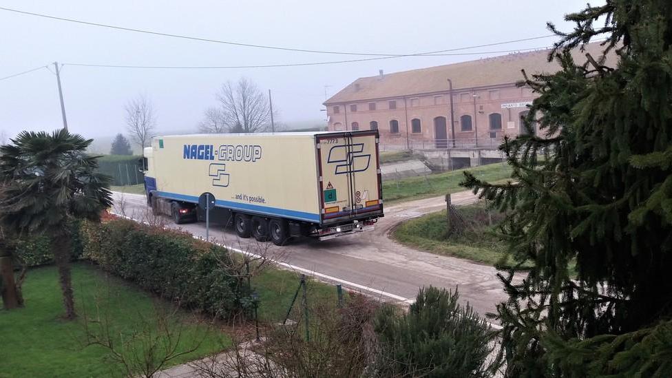 Tir intrappolati in via Matrana I residenti: «Troppi pericoli»