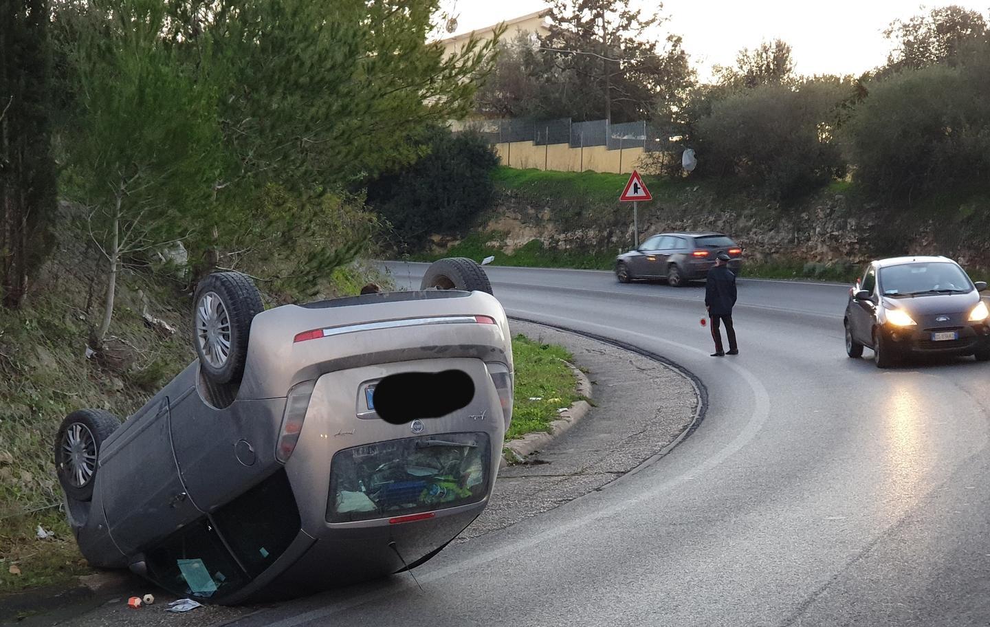 Auto si ribalta sulla rampa della 131 