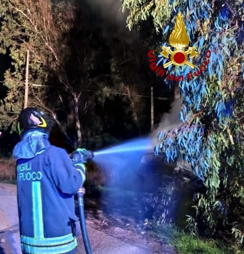 Furgone rubato prende fuoco nella notte 